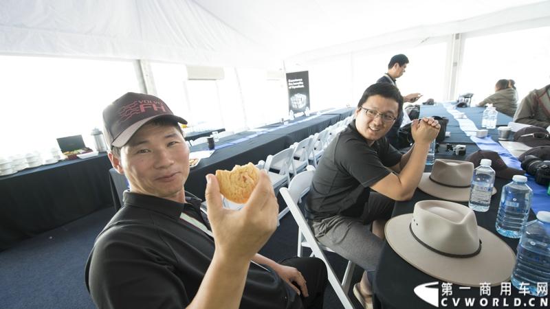 2013沃尔沃卡车高效节油先锋亚太区总决赛在澳大利亚布里斯班落下帷幕，今年亚太区总决赛共有13名来自亚太区各国的节油冠军参加，他们分别来自中国、韩国、台湾、泰国、马来西亚、新加坡、印度尼西亚、斯里兰卡、澳大利亚和新西兰。来自澳大利亚的格兰特·莫里斯（Grant Morice）在自己的主场，最终赢得了亚太区公路赛的总冠军。图为参赛选手和媒体记者风采。