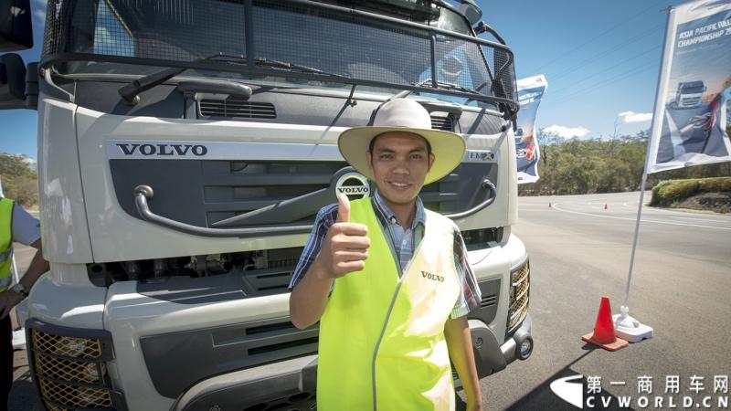 2013沃尔沃卡车高效节油先锋亚太区总决赛在澳大利亚布里斯班落下帷幕，今年亚太区总决赛共有13名来自亚太区各国的节油冠军参加，他们分别来自中国、韩国、台湾、泰国、马来西亚、新加坡、印度尼西亚、斯里兰卡、澳大利亚和新西兰。来自澳大利亚的格兰特·莫里斯（Grant Morice）在自己的主场，最终赢得了亚太区公路赛的总冠军。图为参赛选手和媒体记者风采。
