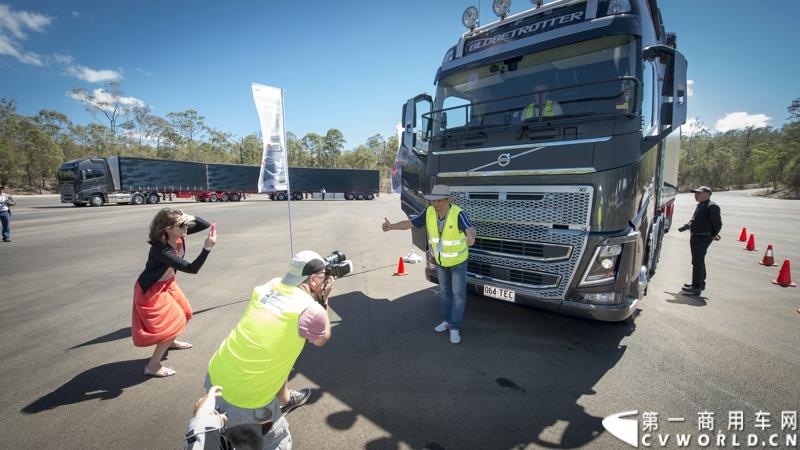 2013沃尔沃卡车高效节油先锋亚太区总决赛在澳大利亚布里斯班落下帷幕，今年亚太区总决赛共有13名来自亚太区各国的节油冠军参加，他们分别来自中国、韩国、台湾、泰国、马来西亚、新加坡、印度尼西亚、斯里兰卡、澳大利亚和新西兰。来自澳大利亚的格兰特·莫里斯（Grant Morice）在自己的主场，最终赢得了亚太区公路赛的总冠军。图为参赛选手和媒体记者风采。