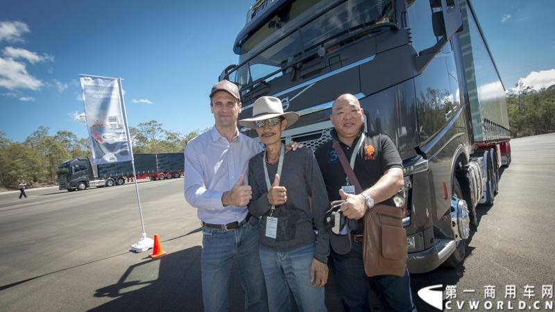 2013沃尔沃卡车高效节油先锋亚太区总决赛在澳大利亚布里斯班落下帷幕，今年亚太区总决赛共有13名来自亚太区各国的节油冠军参加，他们分别来自中国、韩国、台湾、泰国、马来西亚、新加坡、印度尼西亚、斯里兰卡、澳大利亚和新西兰。来自澳大利亚的格兰特·莫里斯（Grant Morice）在自己的主场，最终赢得了亚太区公路赛的总冠军。图为参赛选手和媒体记者风采。