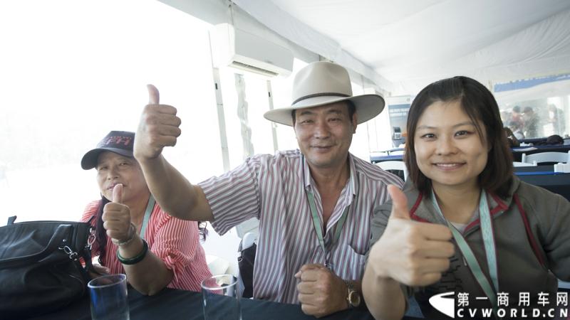 2013沃尔沃卡车高效节油先锋亚太区总决赛在澳大利亚布里斯班落下帷幕，今年亚太区总决赛共有13名来自亚太区各国的节油冠军参加，他们分别来自中国、韩国、台湾、泰国、马来西亚、新加坡、印度尼西亚、斯里兰卡、澳大利亚和新西兰。来自澳大利亚的格兰特·莫里斯（Grant Morice）在自己的主场，最终赢得了亚太区公路赛的总冠军。图为参赛选手和媒体记者风采。