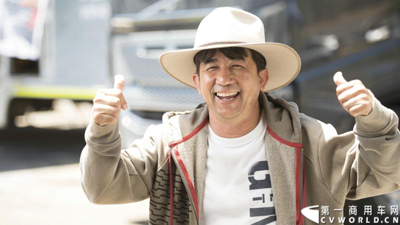 2013沃尔沃卡车高效节油先锋亚太区总决赛在澳大利亚布里斯班落下帷幕，今年亚太区总决赛共有13名来自亚太区各国的节油冠军参加，他们分别来自中国、韩国、台湾、泰国、马来西亚、新加坡、印度尼西亚、斯里兰卡、澳大利亚和新西兰。来自澳大利亚的格兰特·莫里斯（Grant Morice）在自己的主场，最终赢得了亚太区公路赛的总冠军。图为参赛选手和媒体记者风采。