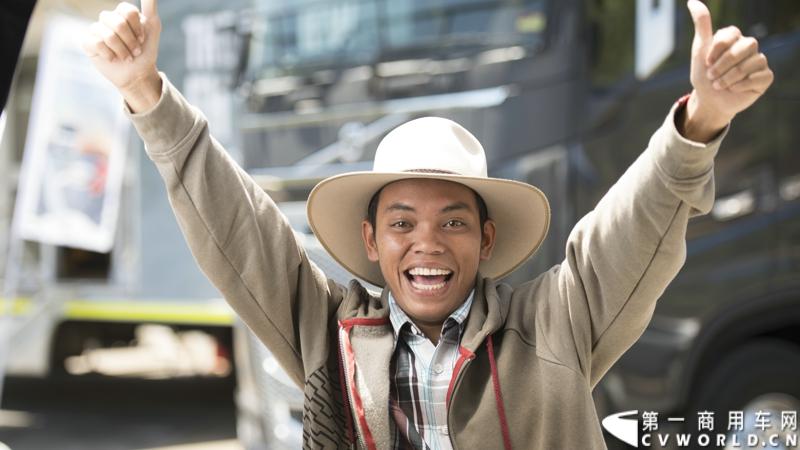 2013沃尔沃卡车高效节油先锋亚太区总决赛在澳大利亚布里斯班落下帷幕，今年亚太区总决赛共有13名来自亚太区各国的节油冠军参加，他们分别来自中国、韩国、台湾、泰国、马来西亚、新加坡、印度尼西亚、斯里兰卡、澳大利亚和新西兰。来自澳大利亚的格兰特·莫里斯（Grant Morice）在自己的主场，最终赢得了亚太区公路赛的总冠军。图为参赛选手和媒体记者风采。