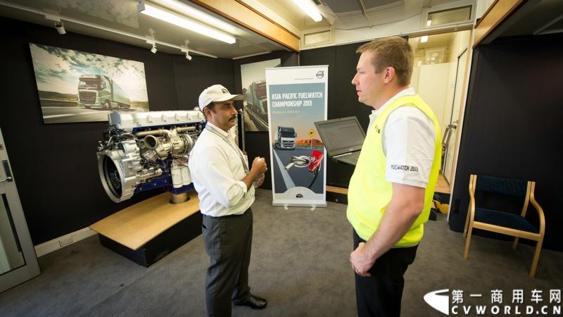 2013沃尔沃卡车高效节油先锋亚太区总决赛在澳大利亚布里斯班落下帷幕，今年亚太区总决赛共有13名来自亚太区各国的节油冠军参加，他们分别来自中国、韩国、台湾、泰国、马来西亚、新加坡、印度尼西亚、斯里兰卡、澳大利亚和新西兰。来自澳大利亚的格兰特·莫里斯（Grant Morice）在自己的主场，最终赢得了亚太区公路赛的总冠军。图为参赛选手和媒体记者风采。