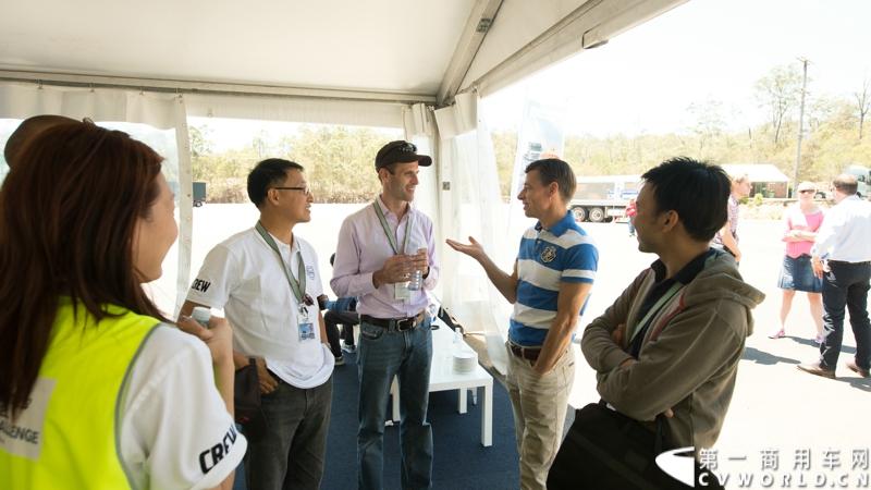 2013沃尔沃卡车高效节油先锋亚太区总决赛在澳大利亚布里斯班落下帷幕，今年亚太区总决赛共有13名来自亚太区各国的节油冠军参加，他们分别来自中国、韩国、台湾、泰国、马来西亚、新加坡、印度尼西亚、斯里兰卡、澳大利亚和新西兰。来自澳大利亚的格兰特·莫里斯（Grant Morice）在自己的主场，最终赢得了亚太区公路赛的总冠军。图为参赛选手和媒体记者风采。