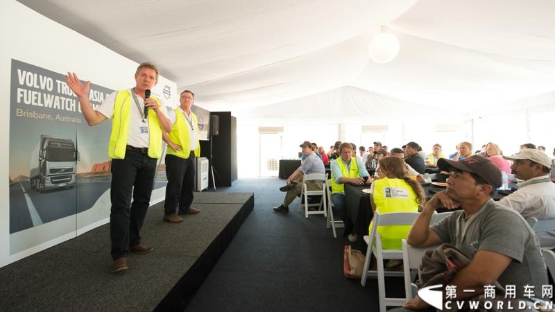 2013沃尔沃卡车高效节油先锋亚太区总决赛在澳大利亚布里斯班落下帷幕，今年亚太区总决赛共有13名来自亚太区各国的节油冠军参加，他们分别来自中国、韩国、台湾、泰国、马来西亚、新加坡、印度尼西亚、斯里兰卡、澳大利亚和新西兰。来自澳大利亚的格兰特·莫里斯（Grant Morice）在自己的主场，最终赢得了亚太区公路赛的总冠军。图为参赛选手和媒体记者风采。