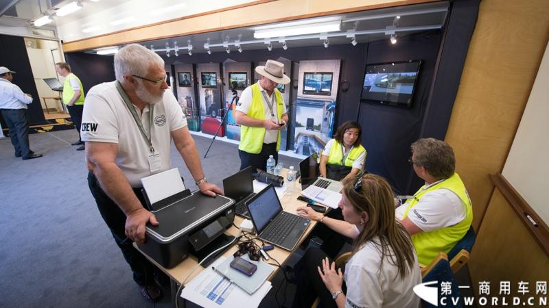 2013沃尔沃卡车高效节油先锋亚太区总决赛在澳大利亚布里斯班落下帷幕，今年亚太区总决赛共有13名来自亚太区各国的节油冠军参加，他们分别来自中国、韩国、台湾、泰国、马来西亚、新加坡、印度尼西亚、斯里兰卡、澳大利亚和新西兰。来自澳大利亚的格兰特·莫里斯（Grant Morice）在自己的主场，最终赢得了亚太区公路赛的总冠军。图为参赛选手和媒体记者风采。
