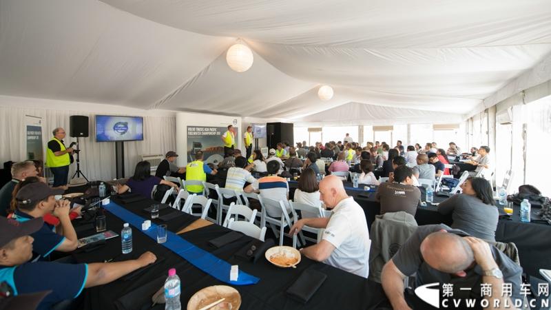 2013沃尔沃卡车高效节油先锋亚太区总决赛在澳大利亚布里斯班落下帷幕，今年亚太区总决赛共有13名来自亚太区各国的节油冠军参加，他们分别来自中国、韩国、台湾、泰国、马来西亚、新加坡、印度尼西亚、斯里兰卡、澳大利亚和新西兰。来自澳大利亚的格兰特·莫里斯（Grant Morice）在自己的主场，最终赢得了亚太区公路赛的总冠军。图为参赛选手和媒体记者风采。