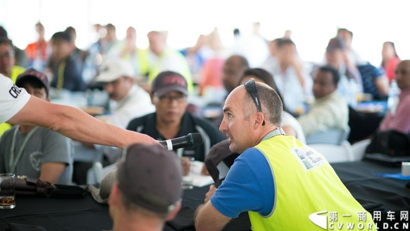 2013沃尔沃卡车高效节油先锋亚太区总决赛在澳大利亚布里斯班落下帷幕，今年亚太区总决赛共有13名来自亚太区各国的节油冠军参加，他们分别来自中国、韩国、台湾、泰国、马来西亚、新加坡、印度尼西亚、斯里兰卡、澳大利亚和新西兰。来自澳大利亚的格兰特·莫里斯（Grant Morice）在自己的主场，最终赢得了亚太区公路赛的总冠军。图为参赛选手和媒体记者风采。