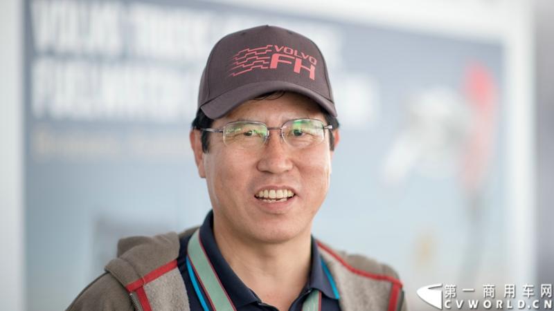 2013沃尔沃卡车高效节油先锋亚太区总决赛在澳大利亚布里斯班落下帷幕，今年亚太区总决赛共有13名来自亚太区各国的节油冠军参加，他们分别来自中国、韩国、台湾、泰国、马来西亚、新加坡、印度尼西亚、斯里兰卡、澳大利亚和新西兰。来自澳大利亚的格兰特·莫里斯（Grant Morice）在自己的主场，最终赢得了亚太区公路赛的总冠军。图为参赛选手和媒体记者风采。