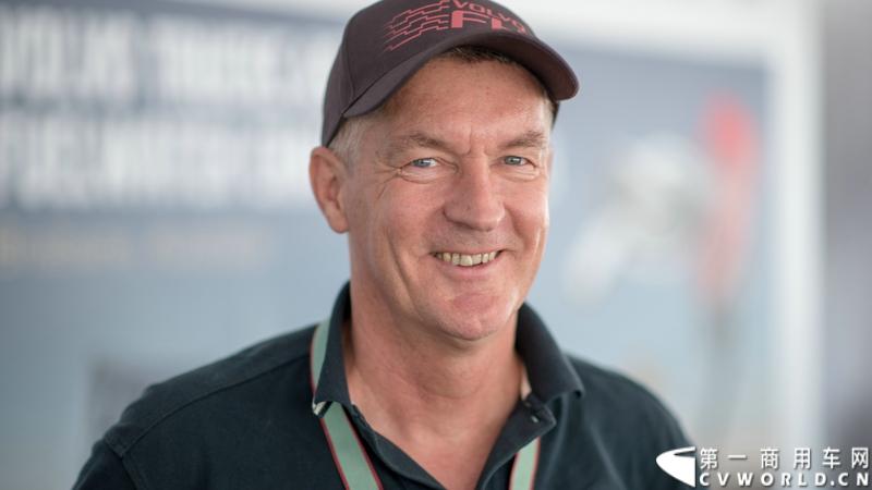 2013沃尔沃卡车高效节油先锋亚太区总决赛在澳大利亚布里斯班落下帷幕，今年亚太区总决赛共有13名来自亚太区各国的节油冠军参加，他们分别来自中国、韩国、台湾、泰国、马来西亚、新加坡、印度尼西亚、斯里兰卡、澳大利亚和新西兰。来自澳大利亚的格兰特·莫里斯（Grant Morice）在自己的主场，最终赢得了亚太区公路赛的总冠军。图为参赛选手和媒体记者风采。