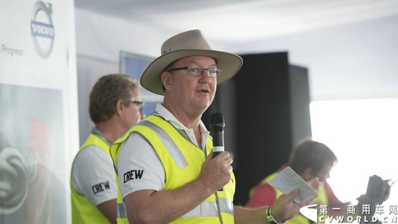 2013沃尔沃卡车高效节油先锋亚太区总决赛在澳大利亚布里斯班落下帷幕，今年亚太区总决赛共有13名来自亚太区各国的节油冠军参加，他们分别来自中国、韩国、台湾、泰国、马来西亚、新加坡、印度尼西亚、斯里兰卡、澳大利亚和新西兰。来自澳大利亚的格兰特·莫里斯（Grant Morice）在自己的主场，最终赢得了亚太区公路赛的总冠军。图为节油培训教练。