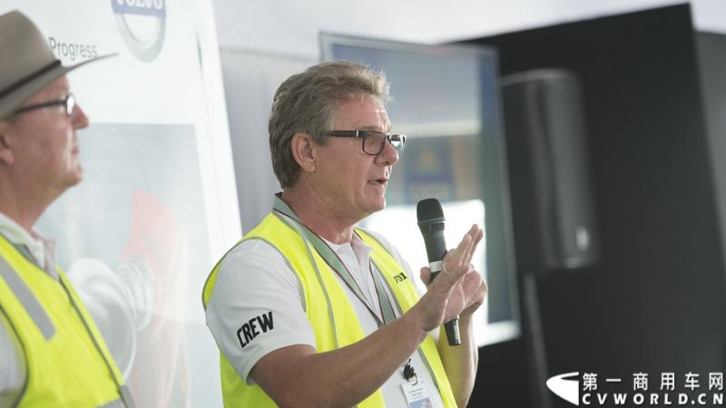 2013沃尔沃卡车高效节油先锋亚太区总决赛在澳大利亚布里斯班落下帷幕，今年亚太区总决赛共有13名来自亚太区各国的节油冠军参加，他们分别来自中国、韩国、台湾、泰国、马来西亚、新加坡、印度尼西亚、斯里兰卡、澳大利亚和新西兰。来自澳大利亚的格兰特·莫里斯（Grant Morice）在自己的主场，最终赢得了亚太区公路赛的总冠军。图为节油培训教练。