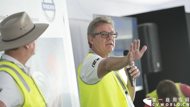 2013沃尔沃卡车高效节油先锋亚太区总决赛在澳大利亚布里斯班落下帷幕，今年亚太区总决赛共有13名来自亚太区各国的节油冠军参加，他们分别来自中国、韩国、台湾、泰国、马来西亚、新加坡、印度尼西亚、斯里兰卡、澳大利亚和新西兰。来自澳大利亚的格兰特·莫里斯（Grant Morice）在自己的主场，最终赢得了亚太区公路赛的总冠军。图为节油培训教练。