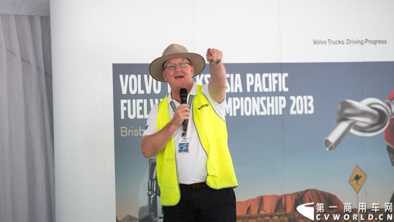 2013沃尔沃卡车高效节油先锋亚太区总决赛在澳大利亚布里斯班落下帷幕，今年亚太区总决赛共有13名来自亚太区各国的节油冠军参加，他们分别来自中国、韩国、台湾、泰国、马来西亚、新加坡、印度尼西亚、斯里兰卡、澳大利亚和新西兰。来自澳大利亚的格兰特·莫里斯（Grant Morice）在自己的主场，最终赢得了亚太区公路赛的总冠军。图为节油培训教练。