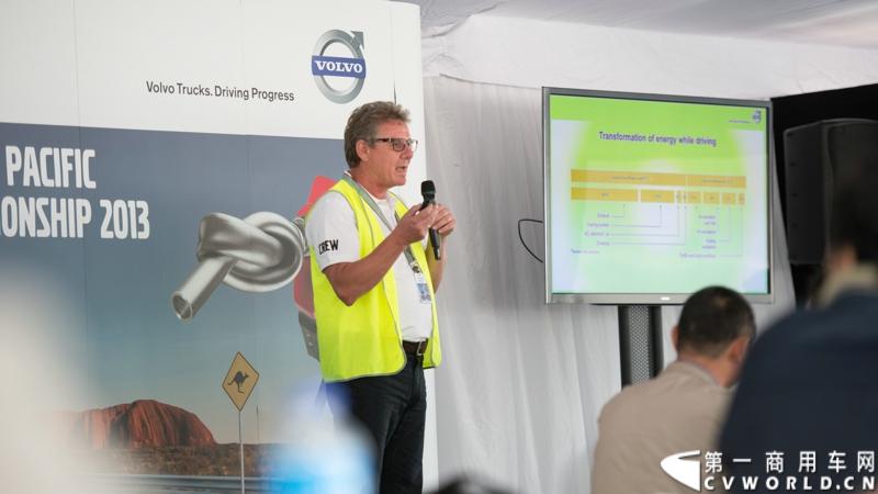 2013沃尔沃卡车高效节油先锋亚太区总决赛在澳大利亚布里斯班落下帷幕，今年亚太区总决赛共有13名来自亚太区各国的节油冠军参加，他们分别来自中国、韩国、台湾、泰国、马来西亚、新加坡、印度尼西亚、斯里兰卡、澳大利亚和新西兰。来自澳大利亚的格兰特·莫里斯（Grant Morice）在自己的主场，最终赢得了亚太区公路赛的总冠军。图为节油培训教练。