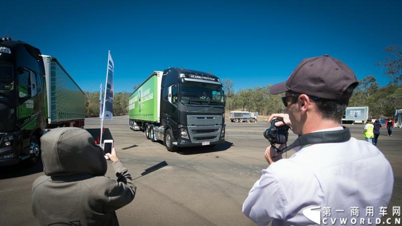 2013沃尔沃卡车高效节油先锋亚太区总决赛在澳大利亚布里斯班落下帷幕，今年亚太区总决赛共有13名来自亚太区各国的节油冠军参加，他们分别来自中国、韩国、台湾、泰国、马来西亚、新加坡、印度尼西亚、斯里兰卡、澳大利亚和新西兰。来自澳大利亚的格兰特·莫里斯（Grant Morice）在自己的主场，最终赢得了亚太区公路赛的总冠军。图为比赛现场。