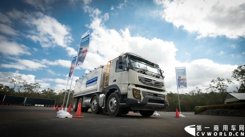 2013沃尔沃卡车高效节油先锋亚太区总决赛在澳大利亚布里斯班落下帷幕，今年亚太区总决赛共有13名来自亚太区各国的节油冠军参加，他们分别来自中国、韩国、台湾、泰国、马来西亚、新加坡、印度尼西亚、斯里兰卡、澳大利亚和新西兰。来自澳大利亚的格兰特·莫里斯（Grant Morice）在自己的主场，最终赢得了亚太区公路赛的总冠军。图为FMX。