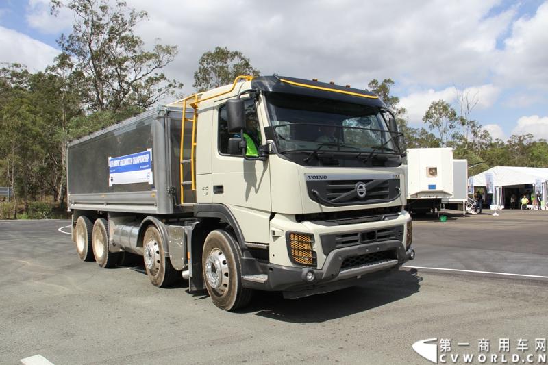 2013沃尔沃卡车高效节油先锋亚太区总决赛在澳大利亚布里斯班落下帷幕，今年亚太区总决赛共有13名来自亚太区各国的节油冠军参加，他们分别来自中国、韩国、台湾、泰国、马来西亚、新加坡、印度尼西亚、斯里兰卡、澳大利亚和新西兰。来自澳大利亚的格兰特·莫里斯（Grant Morice）在自己的主场，最终赢得了亚太区公路赛的总冠军。图为非公路用车决赛，比赛车型为沃尔沃FMX-410工程车。