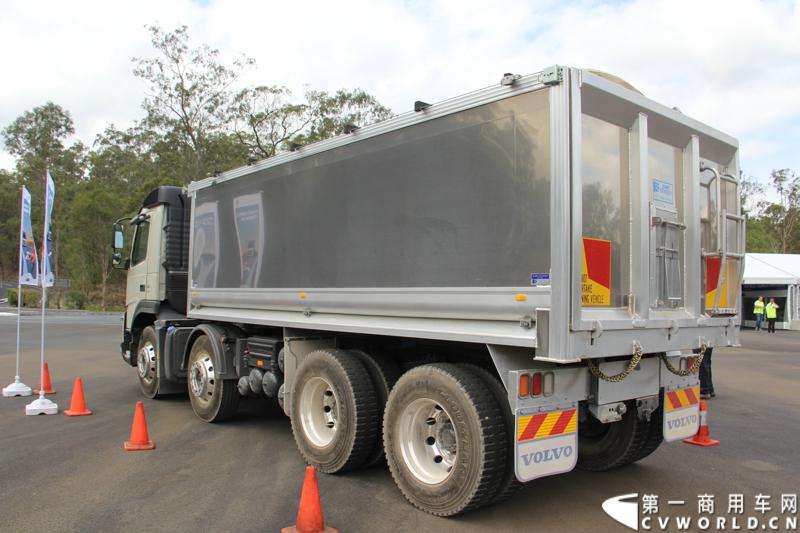 2013沃尔沃卡车高效节油先锋亚太区总决赛在澳大利亚布里斯班落下帷幕，今年亚太区总决赛共有13名来自亚太区各国的节油冠军参加，他们分别来自中国、韩国、台湾、泰国、马来西亚、新加坡、印度尼西亚、斯里兰卡、澳大利亚和新西兰。来自澳大利亚的格兰特·莫里斯（Grant Morice）在自己的主场，最终赢得了亚太区公路赛的总冠军。图为非公路用车决赛，比赛车型为沃尔沃FMX-410工程车。