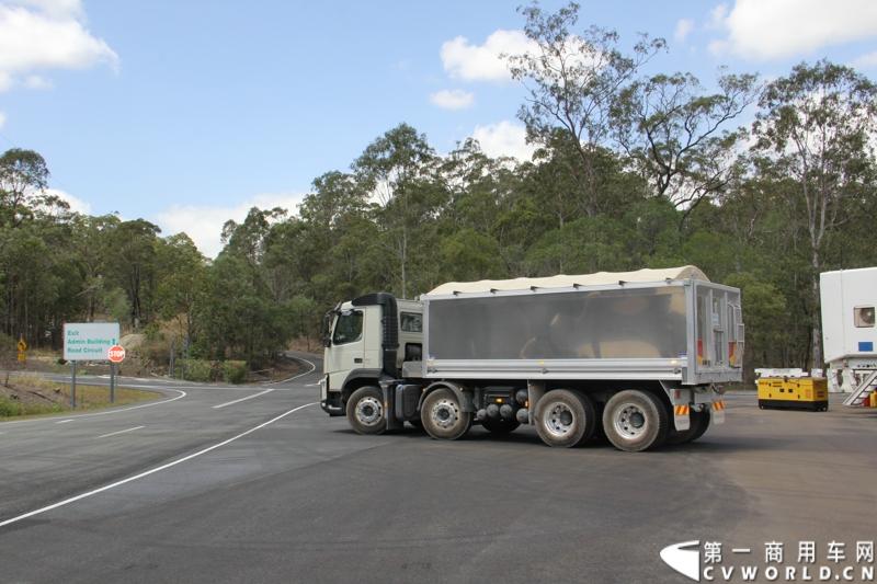 2013沃尔沃卡车高效节油先锋亚太区总决赛在澳大利亚布里斯班落下帷幕，今年亚太区总决赛共有13名来自亚太区各国的节油冠军参加，他们分别来自中国、韩国、台湾、泰国、马来西亚、新加坡、印度尼西亚、斯里兰卡、澳大利亚和新西兰。来自澳大利亚的格兰特·莫里斯（Grant Morice）在自己的主场，最终赢得了亚太区公路赛的总冠军。图为非公路用车决赛，比赛车型为沃尔沃FMX-410工程车。