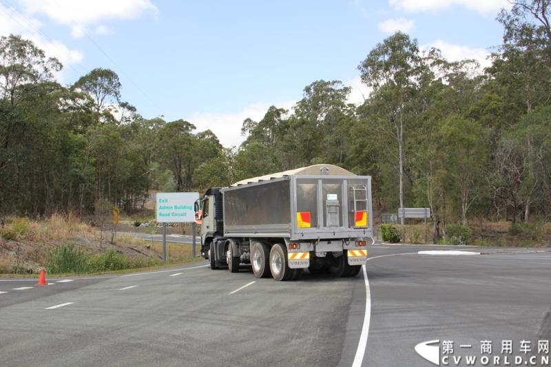 2013沃尔沃卡车高效节油先锋亚太区总决赛在澳大利亚布里斯班落下帷幕，今年亚太区总决赛共有13名来自亚太区各国的节油冠军参加，他们分别来自中国、韩国、台湾、泰国、马来西亚、新加坡、印度尼西亚、斯里兰卡、澳大利亚和新西兰。来自澳大利亚的格兰特·莫里斯（Grant Morice）在自己的主场，最终赢得了亚太区公路赛的总冠军。图为非公路用车决赛，比赛车型为沃尔沃FMX-410工程车。