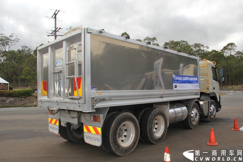 2013沃尔沃卡车高效节油先锋亚太区总决赛在澳大利亚布里斯班落下帷幕，今年亚太区总决赛共有13名来自亚太区各国的节油冠军参加，他们分别来自中国、韩国、台湾、泰国、马来西亚、新加坡、印度尼西亚、斯里兰卡、澳大利亚和新西兰。来自澳大利亚的格兰特·莫里斯（Grant Morice）在自己的主场，最终赢得了亚太区公路赛的总冠军。图为非公路用车决赛，比赛车型为沃尔沃FMX-410工程车。