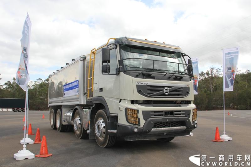 2013沃尔沃卡车高效节油先锋亚太区总决赛在澳大利亚布里斯班落下帷幕，今年亚太区总决赛共有13名来自亚太区各国的节油冠军参加，他们分别来自中国、韩国、台湾、泰国、马来西亚、新加坡、印度尼西亚、斯里兰卡、澳大利亚和新西兰。来自澳大利亚的格兰特·莫里斯（Grant Morice）在自己的主场，最终赢得了亚太区公路赛的总冠军。图为非公路用车决赛，比赛车型为沃尔沃FMX-410工程车。