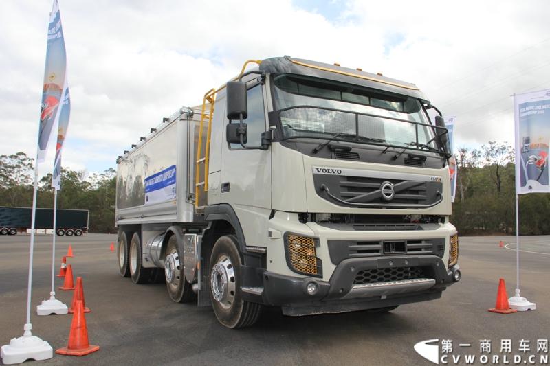 2013沃尔沃卡车高效节油先锋亚太区总决赛在澳大利亚布里斯班落下帷幕，今年亚太区总决赛共有13名来自亚太区各国的节油冠军参加，他们分别来自中国、韩国、台湾、泰国、马来西亚、新加坡、印度尼西亚、斯里兰卡、澳大利亚和新西兰。来自澳大利亚的格兰特·莫里斯（Grant Morice）在自己的主场，最终赢得了亚太区公路赛的总冠军。图为非公路用车决赛，比赛车型为沃尔沃FMX-410工程车。