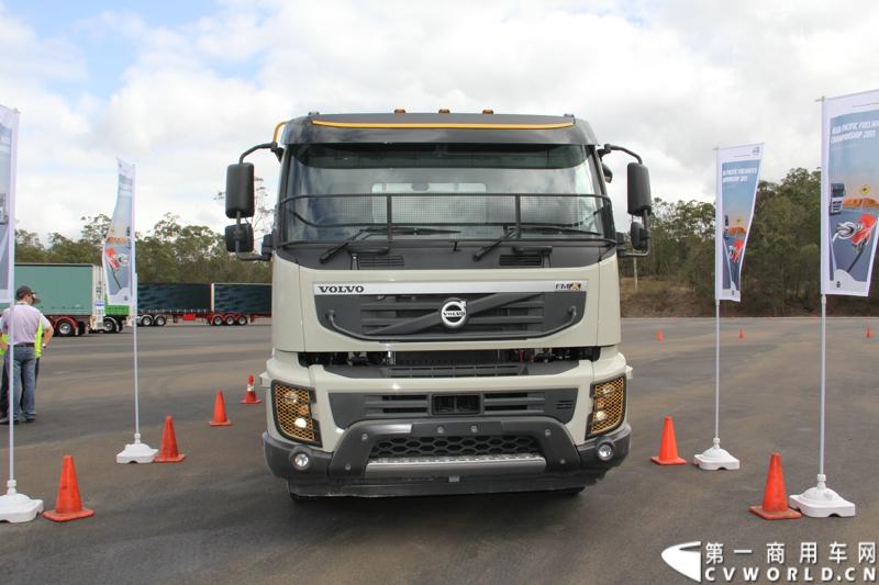 2013沃尔沃卡车高效节油先锋亚太区总决赛在澳大利亚布里斯班落下帷幕，今年亚太区总决赛共有13名来自亚太区各国的节油冠军参加，他们分别来自中国、韩国、台湾、泰国、马来西亚、新加坡、印度尼西亚、斯里兰卡、澳大利亚和新西兰。来自澳大利亚的格兰特·莫里斯（Grant Morice）在自己的主场，最终赢得了亚太区公路赛的总冠军。图为非公路用车决赛，比赛车型为沃尔沃FMX-410工程车。