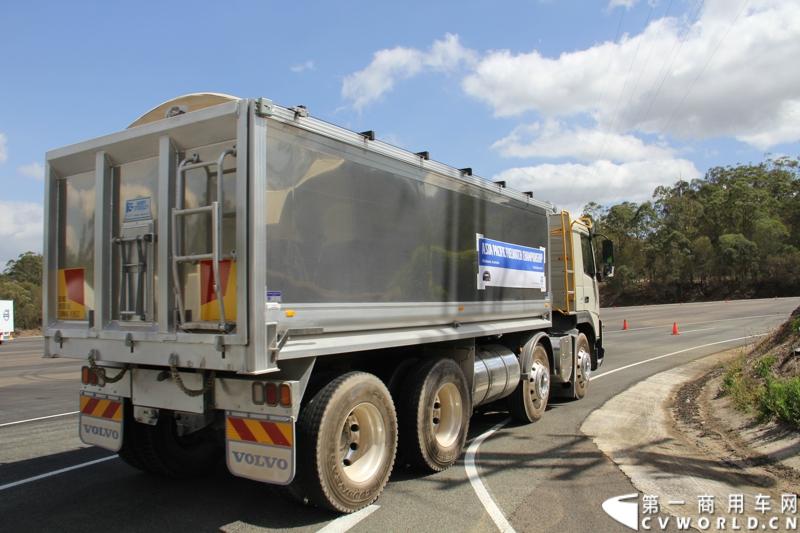 2013沃尔沃卡车高效节油先锋亚太区总决赛在澳大利亚布里斯班落下帷幕，今年亚太区总决赛共有13名来自亚太区各国的节油冠军参加，他们分别来自中国、韩国、台湾、泰国、马来西亚、新加坡、印度尼西亚、斯里兰卡、澳大利亚和新西兰。来自澳大利亚的格兰特·莫里斯（Grant Morice）在自己的主场，最终赢得了亚太区公路赛的总冠军。图为非公路用车决赛，比赛车型为沃尔沃FMX-410工程车。