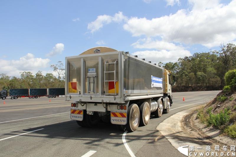 2013沃尔沃卡车高效节油先锋亚太区总决赛在澳大利亚布里斯班落下帷幕，今年亚太区总决赛共有13名来自亚太区各国的节油冠军参加，他们分别来自中国、韩国、台湾、泰国、马来西亚、新加坡、印度尼西亚、斯里兰卡、澳大利亚和新西兰。来自澳大利亚的格兰特·莫里斯（Grant Morice）在自己的主场，最终赢得了亚太区公路赛的总冠军。图为非公路用车决赛，比赛车型为沃尔沃FMX-410工程车。