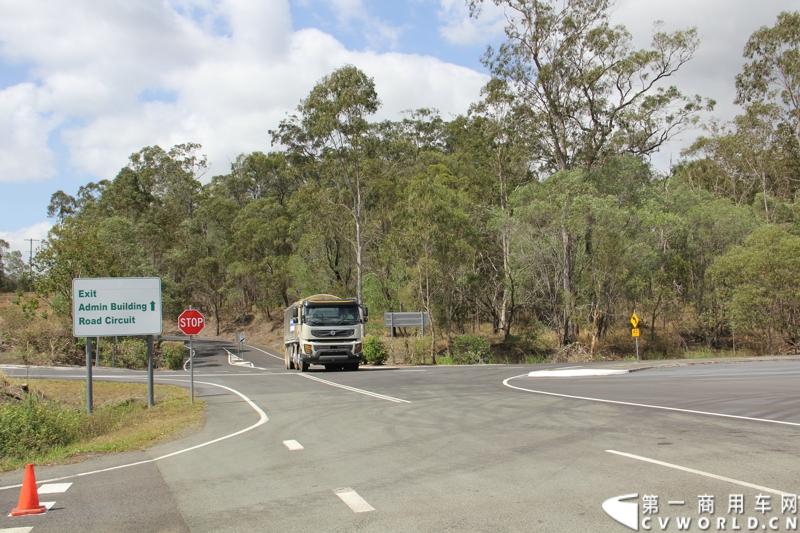 2013沃尔沃卡车高效节油先锋亚太区总决赛在澳大利亚布里斯班落下帷幕，今年亚太区总决赛共有13名来自亚太区各国的节油冠军参加，他们分别来自中国、韩国、台湾、泰国、马来西亚、新加坡、印度尼西亚、斯里兰卡、澳大利亚和新西兰。来自澳大利亚的格兰特·莫里斯（Grant Morice）在自己的主场，最终赢得了亚太区公路赛的总冠军。图为非公路用车决赛，比赛车型为沃尔沃FMX-410工程车。