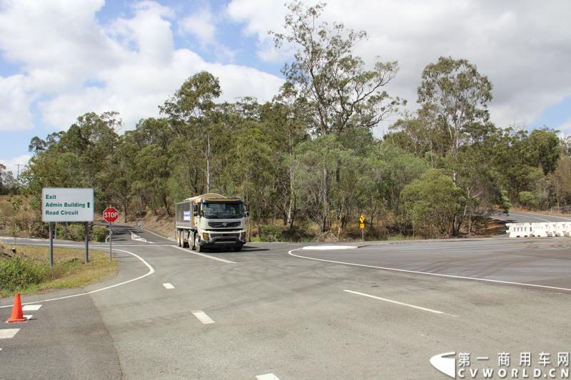 2013沃尔沃卡车高效节油先锋亚太区总决赛在澳大利亚布里斯班落下帷幕，今年亚太区总决赛共有13名来自亚太区各国的节油冠军参加，他们分别来自中国、韩国、台湾、泰国、马来西亚、新加坡、印度尼西亚、斯里兰卡、澳大利亚和新西兰。来自澳大利亚的格兰特·莫里斯（Grant Morice）在自己的主场，最终赢得了亚太区公路赛的总冠军。图为非公路用车决赛，比赛车型为沃尔沃FMX-410工程车。