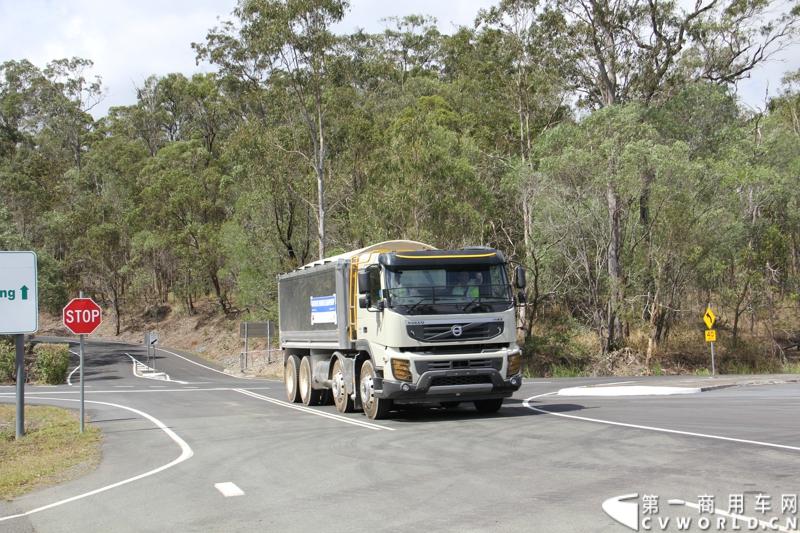2013沃尔沃卡车高效节油先锋亚太区总决赛在澳大利亚布里斯班落下帷幕，今年亚太区总决赛共有13名来自亚太区各国的节油冠军参加，他们分别来自中国、韩国、台湾、泰国、马来西亚、新加坡、印度尼西亚、斯里兰卡、澳大利亚和新西兰。来自澳大利亚的格兰特·莫里斯（Grant Morice）在自己的主场，最终赢得了亚太区公路赛的总冠军。图为非公路用车决赛，比赛车型为沃尔沃FMX-410工程车。