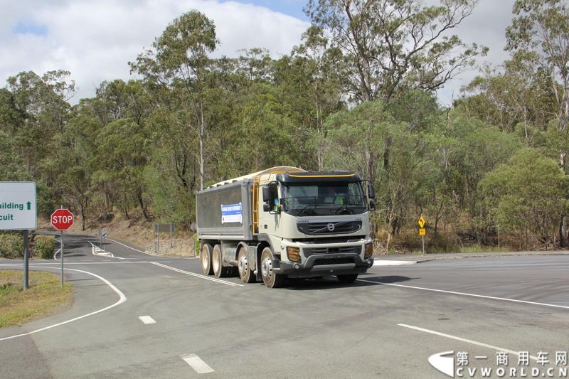 2013沃尔沃卡车高效节油先锋亚太区总决赛在澳大利亚布里斯班落下帷幕，今年亚太区总决赛共有13名来自亚太区各国的节油冠军参加，他们分别来自中国、韩国、台湾、泰国、马来西亚、新加坡、印度尼西亚、斯里兰卡、澳大利亚和新西兰。来自澳大利亚的格兰特·莫里斯（Grant Morice）在自己的主场，最终赢得了亚太区公路赛的总冠军。图为非公路用车决赛，比赛车型为沃尔沃FMX-410工程车。