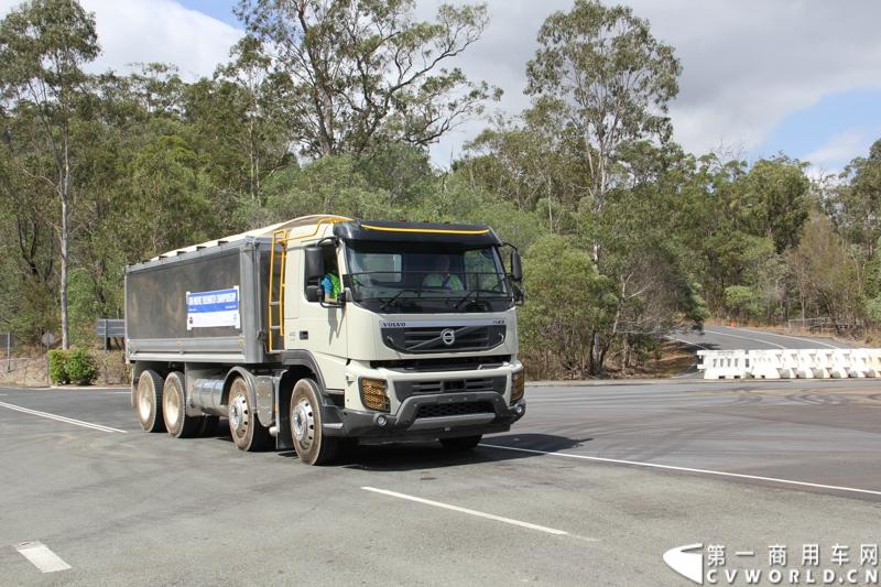2013沃尔沃卡车高效节油先锋亚太区总决赛在澳大利亚布里斯班落下帷幕，今年亚太区总决赛共有13名来自亚太区各国的节油冠军参加，他们分别来自中国、韩国、台湾、泰国、马来西亚、新加坡、印度尼西亚、斯里兰卡、澳大利亚和新西兰。来自澳大利亚的格兰特·莫里斯（Grant Morice）在自己的主场，最终赢得了亚太区公路赛的总冠军。图为非公路用车决赛，比赛车型为沃尔沃FMX-410工程车。