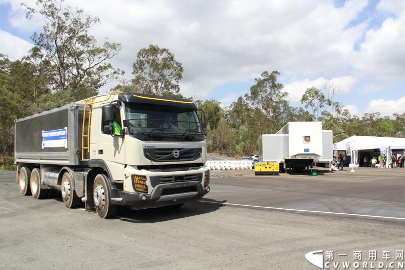 2013沃尔沃卡车高效节油先锋亚太区总决赛在澳大利亚布里斯班落下帷幕，今年亚太区总决赛共有13名来自亚太区各国的节油冠军参加，他们分别来自中国、韩国、台湾、泰国、马来西亚、新加坡、印度尼西亚、斯里兰卡、澳大利亚和新西兰。来自澳大利亚的格兰特·莫里斯（Grant Morice）在自己的主场，最终赢得了亚太区公路赛的总冠军。图为非公路用车决赛，比赛车型为沃尔沃FMX-410工程车。