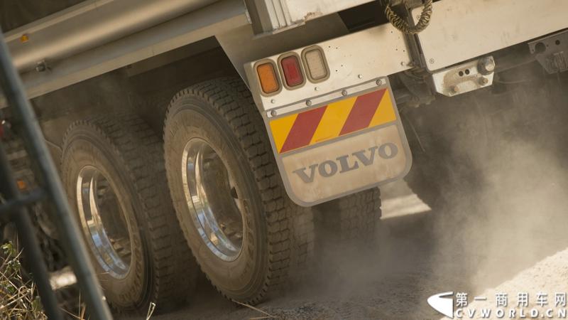 2013沃尔沃卡车高效节油先锋亚太区总决赛在澳大利亚布里斯班落下帷幕，今年亚太区总决赛共有13名来自亚太区各国的节油冠军参加，他们分别来自中国、韩国、台湾、泰国、马来西亚、新加坡、印度尼西亚、斯里兰卡、澳大利亚和新西兰。来自澳大利亚的格兰特·莫里斯（Grant Morice）在自己的主场，最终赢得了亚太区公路赛的总冠军。图为非公路用车决赛，比赛车型为沃尔沃FMX工程车。