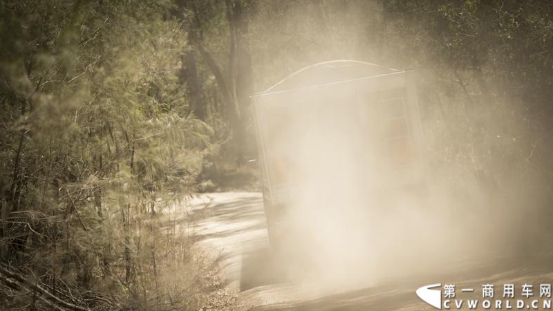 2013沃尔沃卡车高效节油先锋亚太区总决赛在澳大利亚布里斯班落下帷幕，今年亚太区总决赛共有13名来自亚太区各国的节油冠军参加，他们分别来自中国、韩国、台湾、泰国、马来西亚、新加坡、印度尼西亚、斯里兰卡、澳大利亚和新西兰。来自澳大利亚的格兰特·莫里斯（Grant Morice）在自己的主场，最终赢得了亚太区公路赛的总冠军。图为非公路用车决赛，比赛车型为沃尔沃FMX工程车。