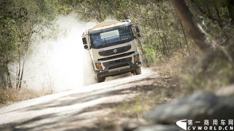 2013沃尔沃卡车高效节油先锋亚太区总决赛在澳大利亚布里斯班落下帷幕，今年亚太区总决赛共有13名来自亚太区各国的节油冠军参加，他们分别来自中国、韩国、台湾、泰国、马来西亚、新加坡、印度尼西亚、斯里兰卡、澳大利亚和新西兰。来自澳大利亚的格兰特·莫里斯（Grant Morice）在自己的主场，最终赢得了亚太区公路赛的总冠军。图为非公路用车决赛，比赛车型为沃尔沃FMX工程车。