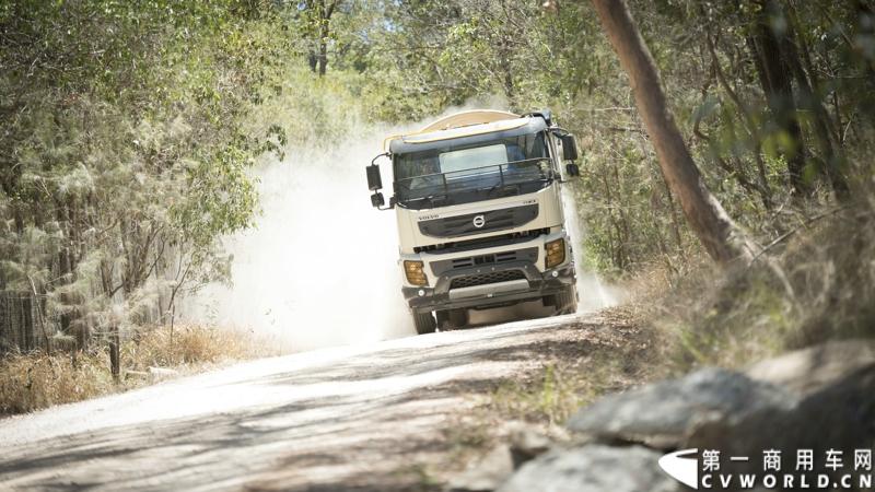 2013沃尔沃卡车高效节油先锋亚太区总决赛在澳大利亚布里斯班落下帷幕，今年亚太区总决赛共有13名来自亚太区各国的节油冠军参加，他们分别来自中国、韩国、台湾、泰国、马来西亚、新加坡、印度尼西亚、斯里兰卡、澳大利亚和新西兰。来自澳大利亚的格兰特·莫里斯（Grant Morice）在自己的主场，最终赢得了亚太区公路赛的总冠军。图为非公路用车决赛，比赛车型为沃尔沃FMX工程车。