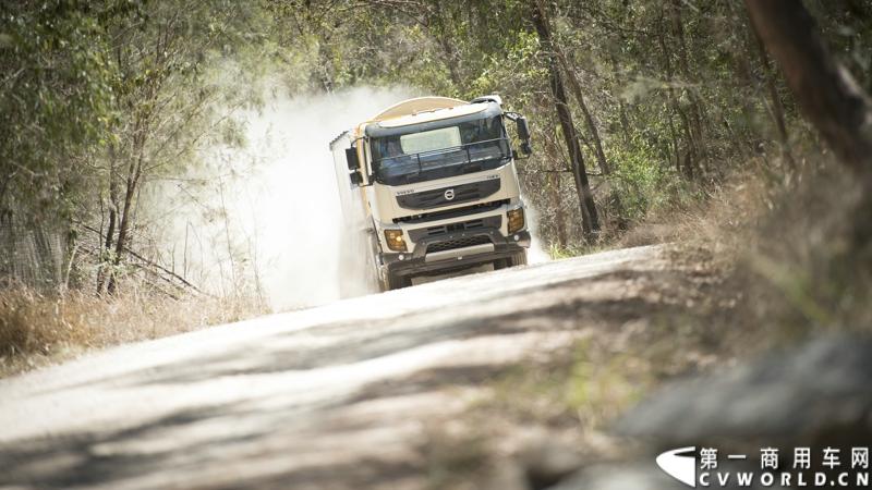 2013沃尔沃卡车高效节油先锋亚太区总决赛在澳大利亚布里斯班落下帷幕，今年亚太区总决赛共有13名来自亚太区各国的节油冠军参加，他们分别来自中国、韩国、台湾、泰国、马来西亚、新加坡、印度尼西亚、斯里兰卡、澳大利亚和新西兰。来自澳大利亚的格兰特·莫里斯（Grant Morice）在自己的主场，最终赢得了亚太区公路赛的总冠军。图为非公路用车决赛，比赛车型为沃尔沃FMX工程车。