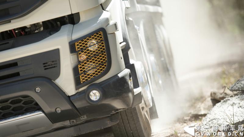 2013沃尔沃卡车高效节油先锋亚太区总决赛在澳大利亚布里斯班落下帷幕，今年亚太区总决赛共有13名来自亚太区各国的节油冠军参加，他们分别来自中国、韩国、台湾、泰国、马来西亚、新加坡、印度尼西亚、斯里兰卡、澳大利亚和新西兰。来自澳大利亚的格兰特·莫里斯（Grant Morice）在自己的主场，最终赢得了亚太区公路赛的总冠军。图为非公路用车决赛，比赛车型为沃尔沃FMX工程车。