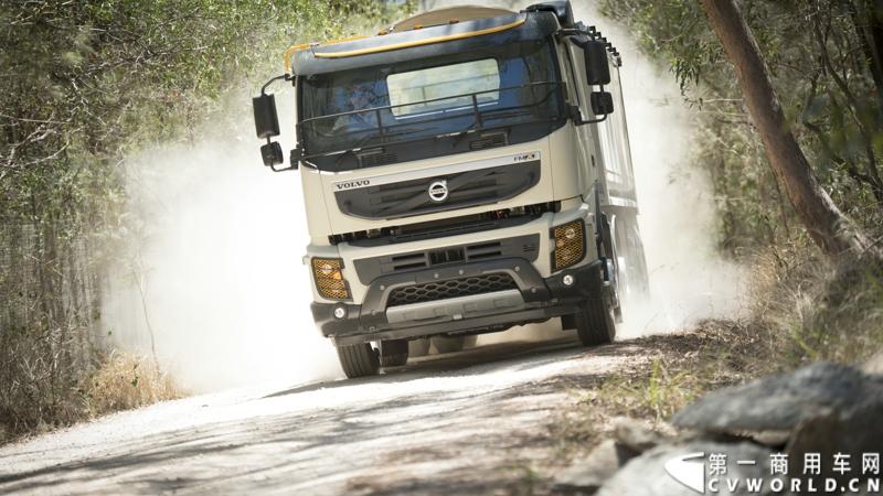 2013沃尔沃卡车高效节油先锋亚太区总决赛在澳大利亚布里斯班落下帷幕，今年亚太区总决赛共有13名来自亚太区各国的节油冠军参加，他们分别来自中国、韩国、台湾、泰国、马来西亚、新加坡、印度尼西亚、斯里兰卡、澳大利亚和新西兰。来自澳大利亚的格兰特·莫里斯（Grant Morice）在自己的主场，最终赢得了亚太区公路赛的总冠军。图为非公路用车决赛，比赛车型为沃尔沃FMX工程车。