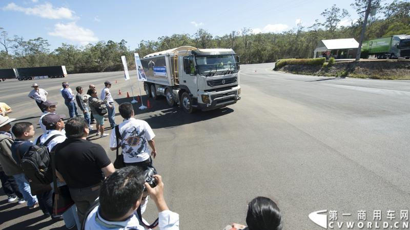 2013沃尔沃卡车高效节油先锋亚太区总决赛在澳大利亚布里斯班落下帷幕，今年亚太区总决赛共有13名来自亚太区各国的节油冠军参加，他们分别来自中国、韩国、台湾、泰国、马来西亚、新加坡、印度尼西亚、斯里兰卡、澳大利亚和新西兰。来自澳大利亚的格兰特·莫里斯（Grant Morice）在自己的主场，最终赢得了亚太区公路赛的总冠军。图为非公路用车决赛，比赛车型为沃尔沃FMX工程车。