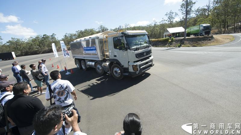 2013沃尔沃卡车高效节油先锋亚太区总决赛在澳大利亚布里斯班落下帷幕，今年亚太区总决赛共有13名来自亚太区各国的节油冠军参加，他们分别来自中国、韩国、台湾、泰国、马来西亚、新加坡、印度尼西亚、斯里兰卡、澳大利亚和新西兰。来自澳大利亚的格兰特·莫里斯（Grant Morice）在自己的主场，最终赢得了亚太区公路赛的总冠军。图为非公路用车决赛，比赛车型为沃尔沃FMX工程车。