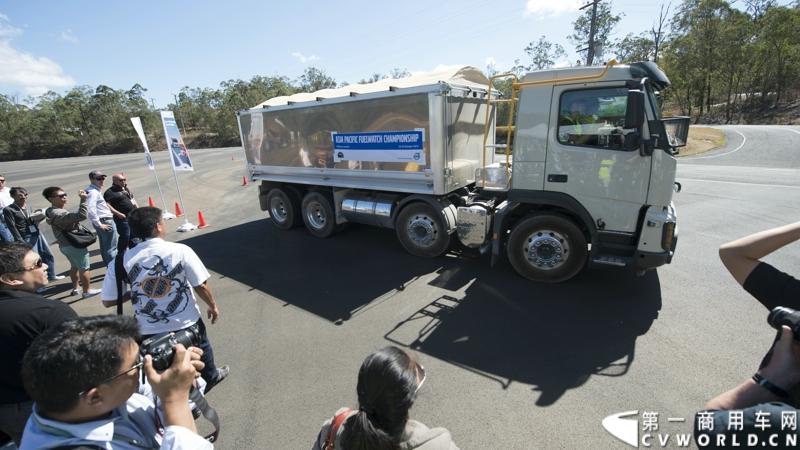 2013沃尔沃卡车高效节油先锋亚太区总决赛在澳大利亚布里斯班落下帷幕，今年亚太区总决赛共有13名来自亚太区各国的节油冠军参加，他们分别来自中国、韩国、台湾、泰国、马来西亚、新加坡、印度尼西亚、斯里兰卡、澳大利亚和新西兰。来自澳大利亚的格兰特·莫里斯（Grant Morice）在自己的主场，最终赢得了亚太区公路赛的总冠军。图为非公路用车决赛，比赛车型为沃尔沃FMX工程车。