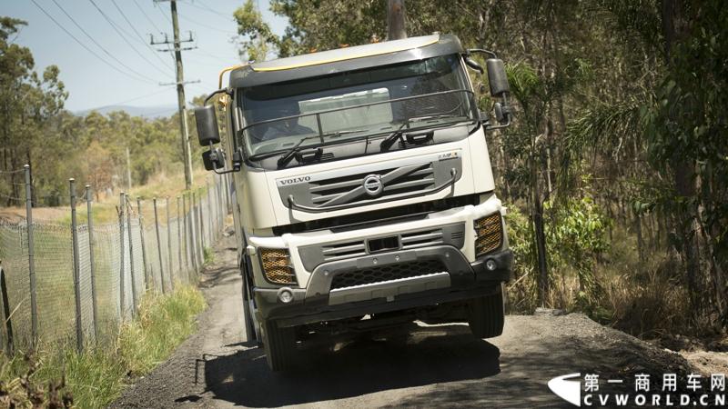 2013沃尔沃卡车高效节油先锋亚太区总决赛在澳大利亚布里斯班落下帷幕，今年亚太区总决赛共有13名来自亚太区各国的节油冠军参加，他们分别来自中国、韩国、台湾、泰国、马来西亚、新加坡、印度尼西亚、斯里兰卡、澳大利亚和新西兰。来自澳大利亚的格兰特·莫里斯（Grant Morice）在自己的主场，最终赢得了亚太区公路赛的总冠军。图为非公路用车决赛，比赛车型为沃尔沃FMX工程车。