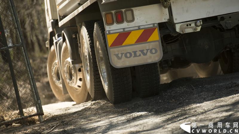 2013沃尔沃卡车高效节油先锋亚太区总决赛在澳大利亚布里斯班落下帷幕，今年亚太区总决赛共有13名来自亚太区各国的节油冠军参加，他们分别来自中国、韩国、台湾、泰国、马来西亚、新加坡、印度尼西亚、斯里兰卡、澳大利亚和新西兰。来自澳大利亚的格兰特·莫里斯（Grant Morice）在自己的主场，最终赢得了亚太区公路赛的总冠军。图为非公路用车决赛，比赛车型为沃尔沃FMX工程车。